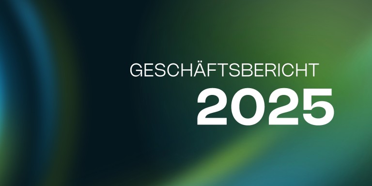 Person blickt bei Abenddämmerung vom Schiff auf das Meer – leuchtende Punkte am Horizont symbolisieren Energie, Hoffnung und Zukunft.