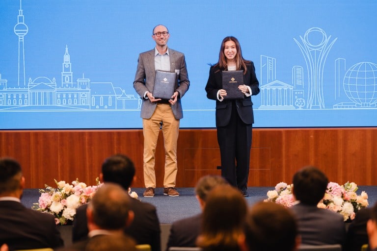 Pressefoto: Sergey Kiselev, Carbon Lead, SEFE Securing Energy for Europe; Asel Suankulova, Leiterin Investitionsförderung und Marketing, Kazakh Invest